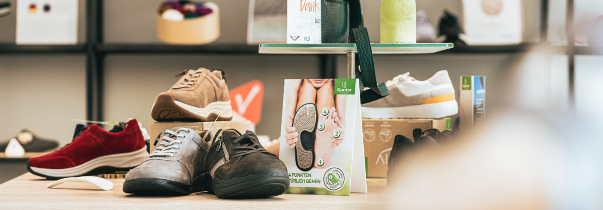 Symbolbild Auswahl aus dem Schuhgeschäft, Schuhe in der Auslage