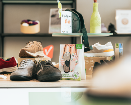 Symbolbild Auswahl aus dem Schuhgeschäft, Schuhe in der Auslage