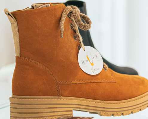 Winterschuhe, Stiefel im Regal