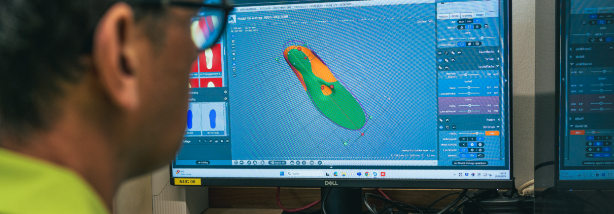 Ralph Fritz gestaltet in einem Computerprogramm individuelle Einlagen.