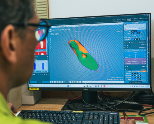 Ralph Fritz gestaltet in einem Computerprogramm individuelle Einlagen.